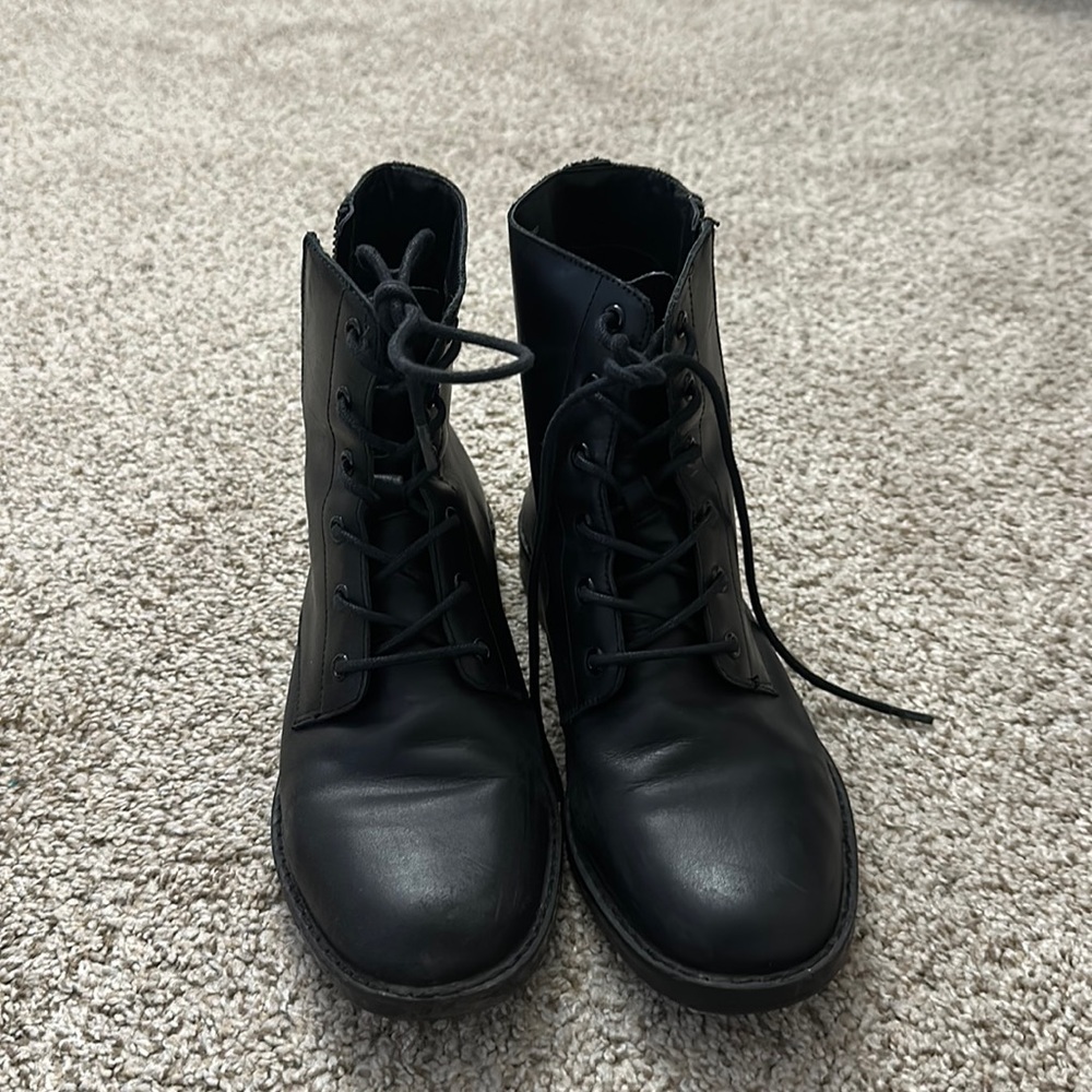Gap combat boots